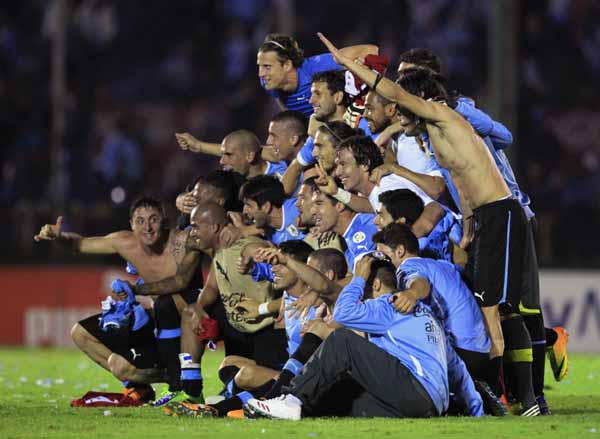 Uruguay books the last ticket to World Cup