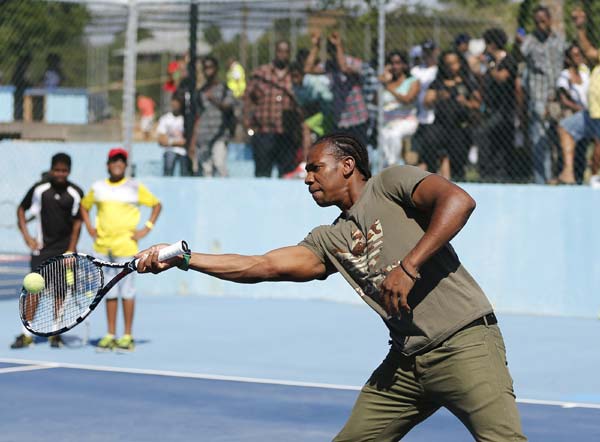 Williams sisters, Olympic sprinters join in tennis clinic