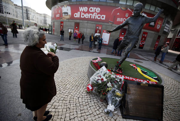 Eusebio, Portugal's beloved soccer giant, dies at 71