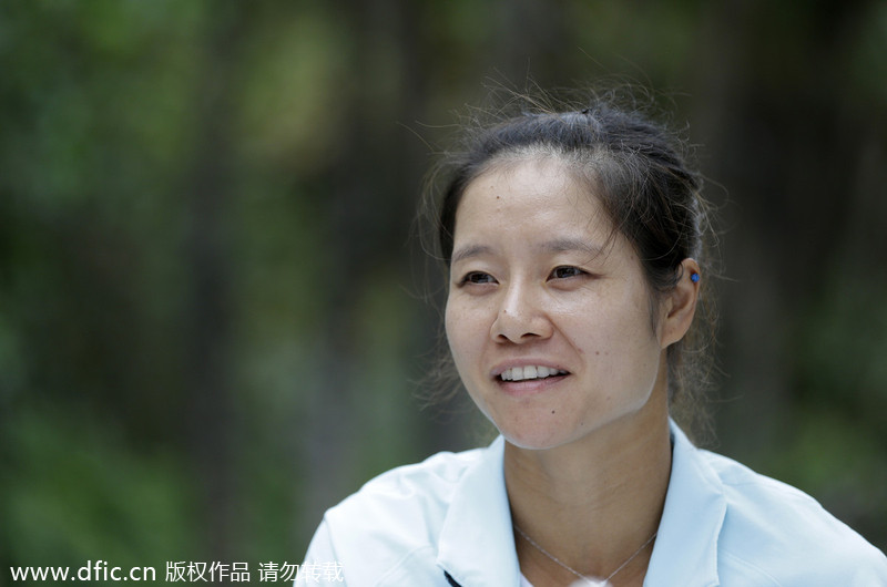 Li Na hola hoops with 10-year-old reporter