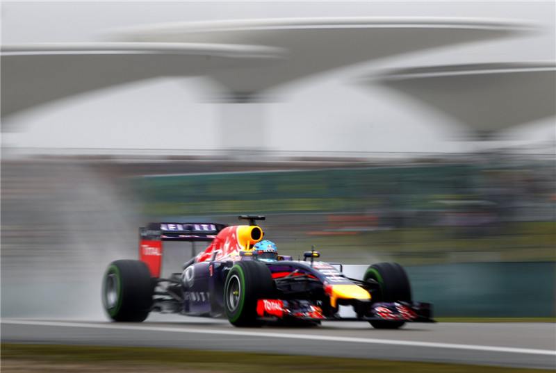 Hamilton takes pole for Mercedes in China