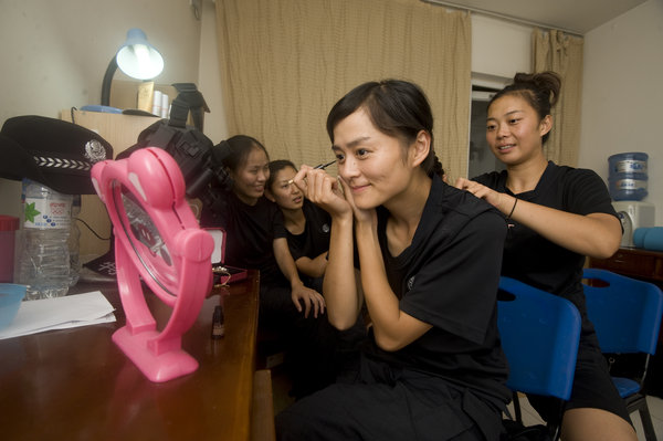 Photo special: Hard training of female SWAT