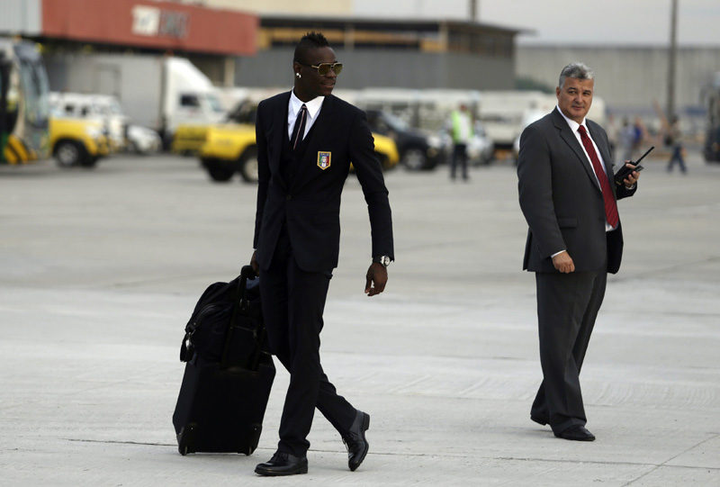 Suits suit more than shirts: soccer stars arrive in Brazil