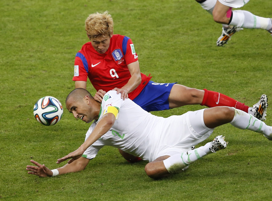 Algeria beat South Korea 4-2 to close in on last 16