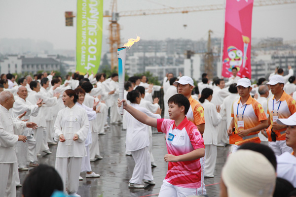 Lin Dan leads Youth Olympic Games torch relay in Nanjing