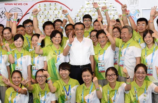 Premier Li gives all thumbs up to Youth Olympics volunteers