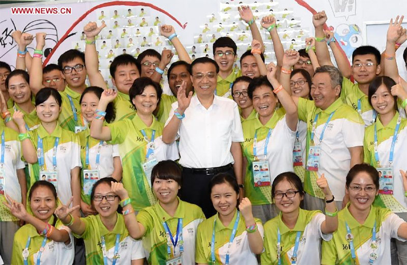 Premier Li visits volunteers of Summer Youth Olympic Games