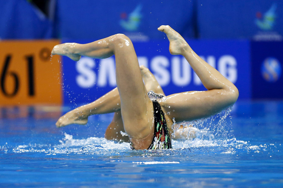 China wins gold in synchronized swimming duets at Games