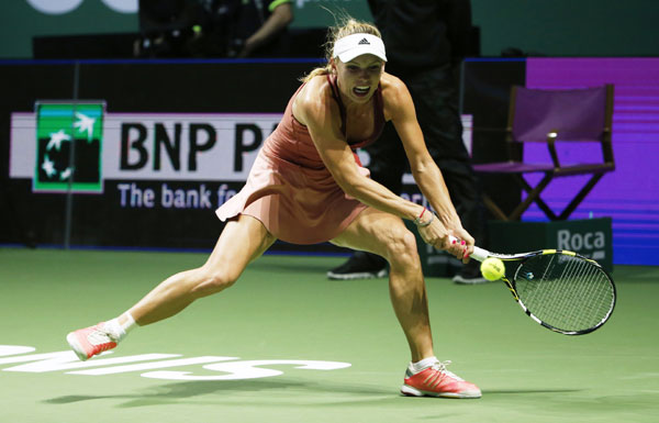 Wozniacki beats Radwanska at WTA Finals