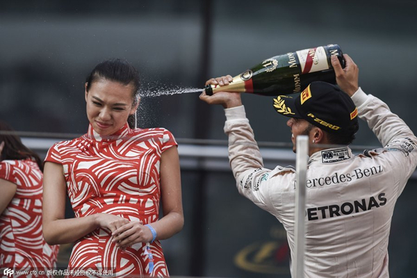 F1 ace urged to apologize after spraying Chinese hostess with champagne