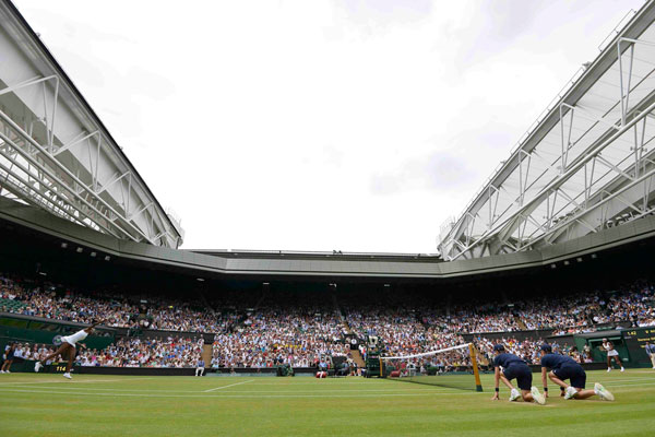 Serena Williams beats sister Venus to reach last eight