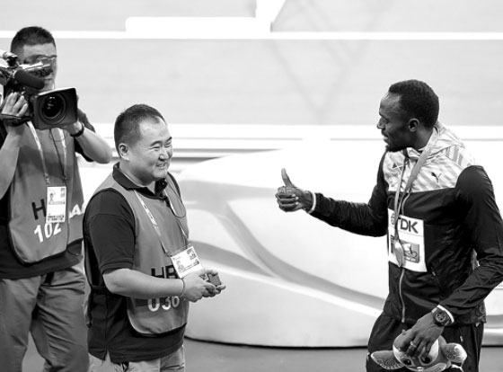 Usainity: Cameraman bowls over Bolt