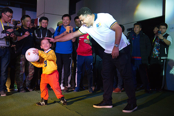 Ronaldo kicks off soccer academy in Beijing