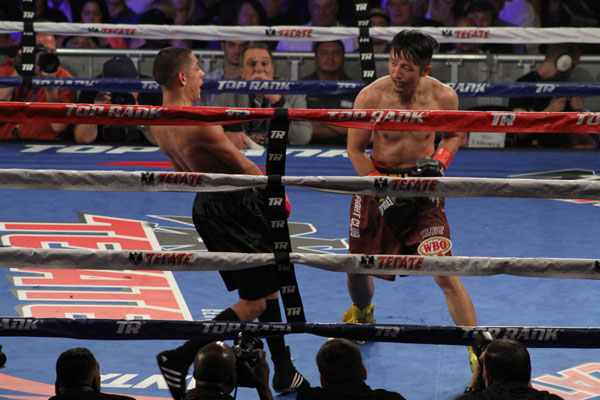 Chinese boxer Zou scores a win in US debut match