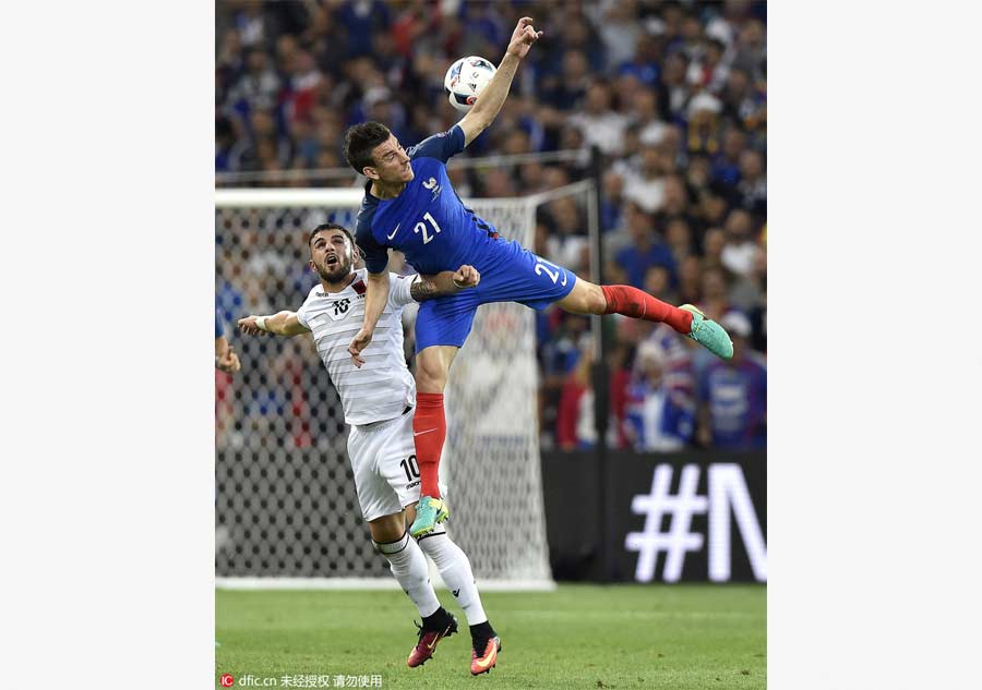 Last-minute goals from Griezmann, Payat send France to knockouts