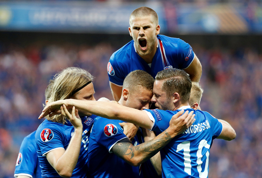 Iceland shock England 2-1 to reach quarterfinals