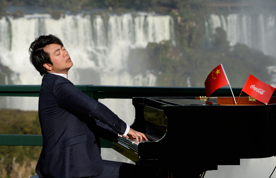 Pianist Lang Lang leads Chinese torchbearers in Rio torch relay