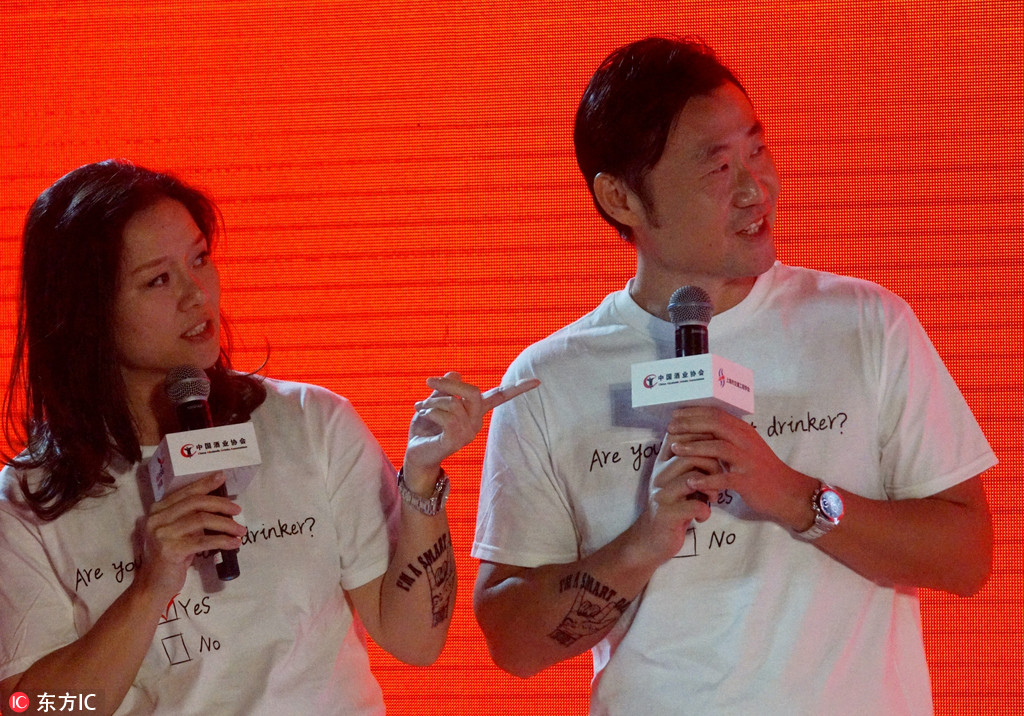 Pregnant Li Na and husband attend public benefit event