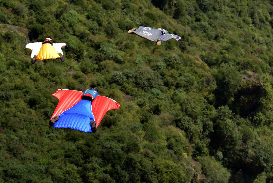 Daredevil wingsuit jumpers glide over Yunnan