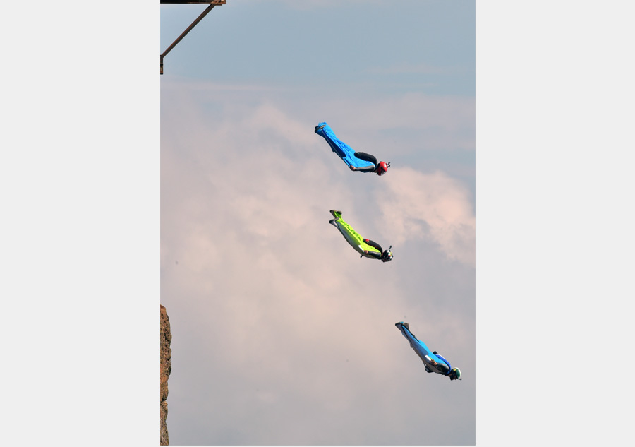 Daredevil wingsuit jumpers glide over Yunnan