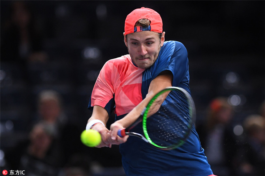 Paris Masters: Wawrinka ousted, Murray struggles into round 3