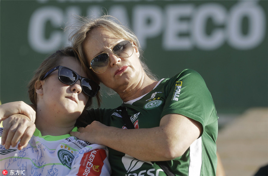 Chapecoense fans mourn players lost in crash