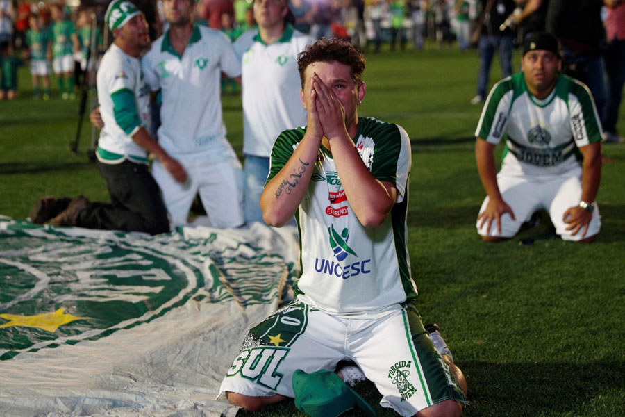 Fans pay tribute to Chapecoense players killed in plane crash