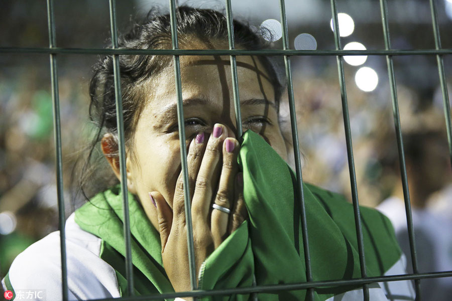 Fans pay tribute to Chapecoense players killed in plane crash