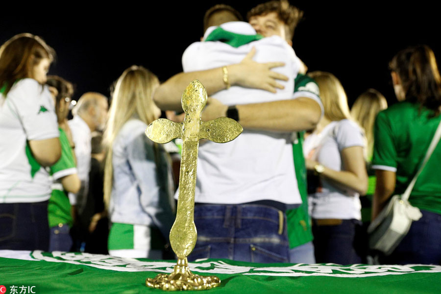 Fans pay tribute to Chapecoense players killed in plane crash