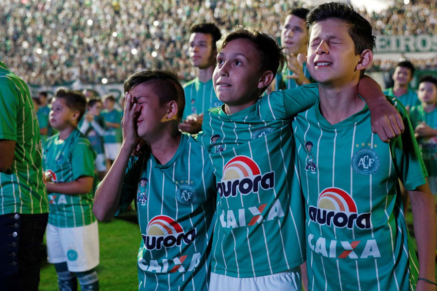 Fans pay tribute to Chapecoense players killed in plane crash