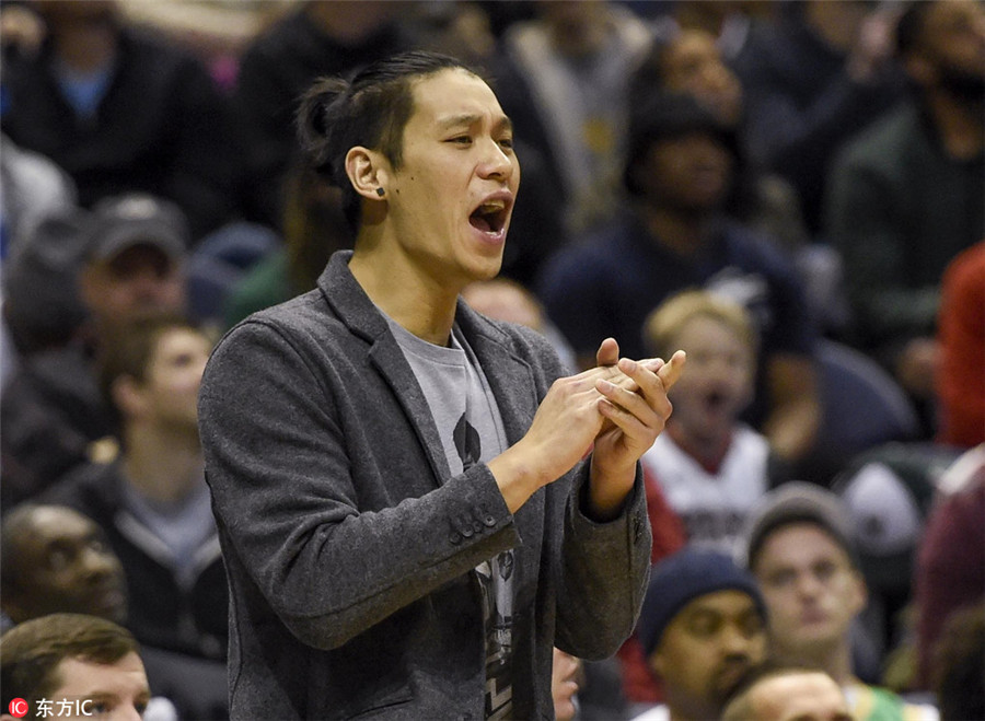 Looking out for team: Injured Jeremy Lin helps coach