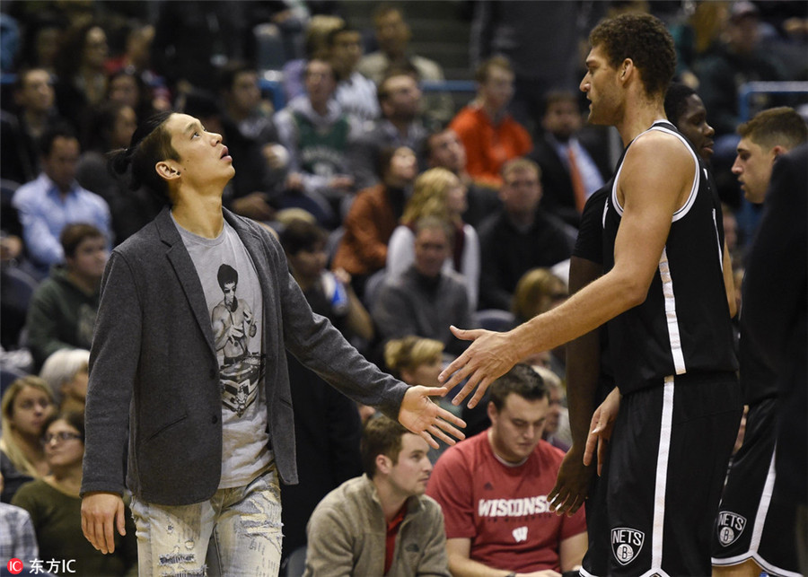 Looking out for team: Injured Jeremy Lin helps coach