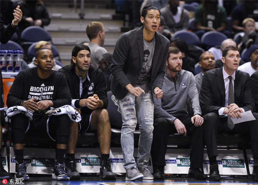 Looking out for team: Injured Jeremy Lin helps coach