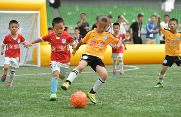 Preschool program teaches kids how to play soccer with a smile