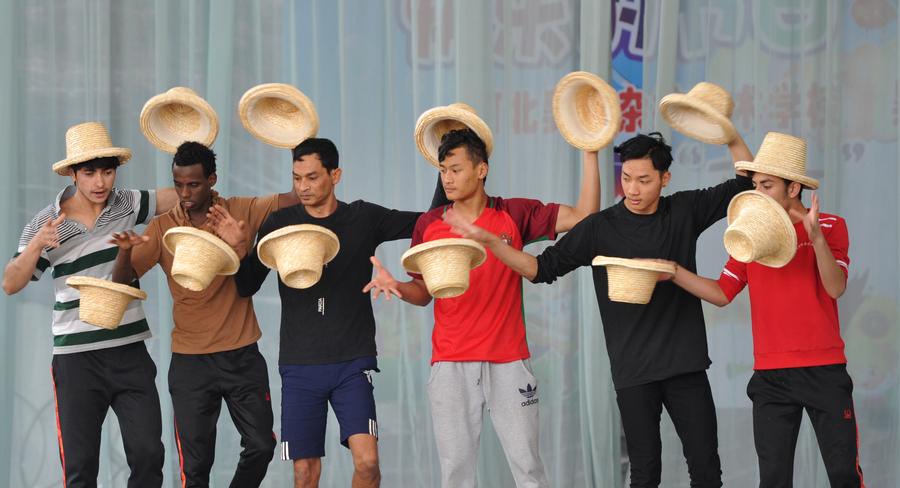 Acrobatic school in Hebei builds global cultural exchange