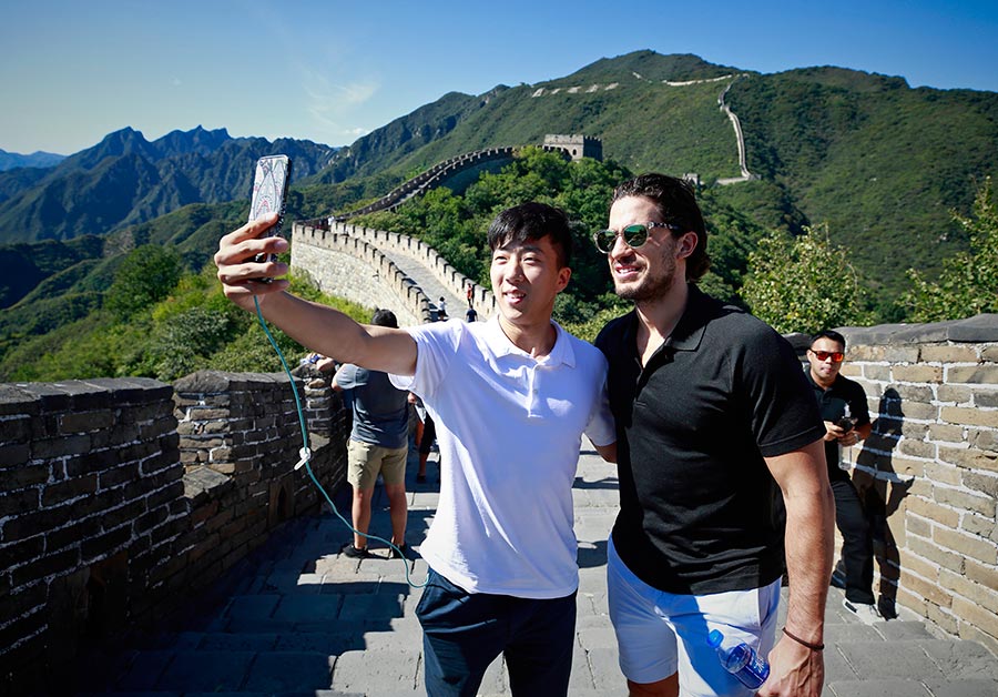 NHL players visit Great Wall before rematch