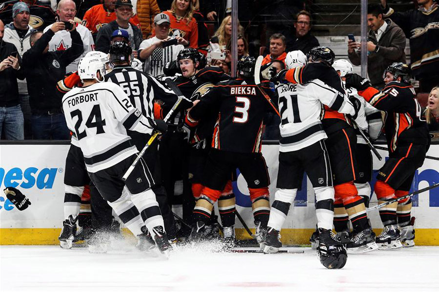 Los Angeles Kings beats Anaheim Ducks 4-3 in NHL hockey game