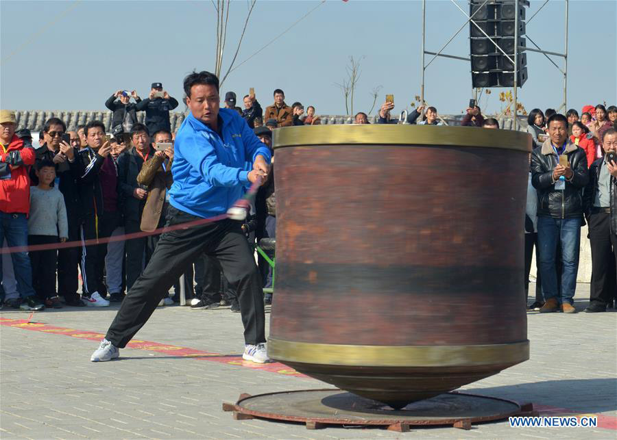 Competitors whip 2,000 kilograms top at top game in Henan