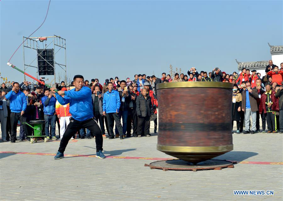 Competitors whip 2,000 kilograms top at top game in Henan