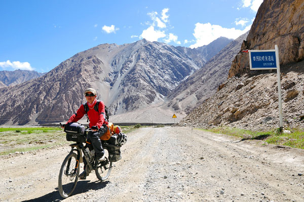 Man's epic bike journey promotes Universiade