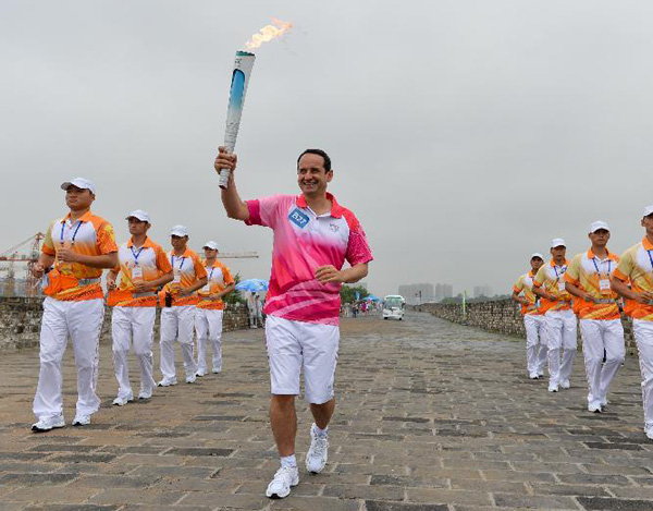 Lin Dan leads Youth Olympic Games torch relay in Nanjing