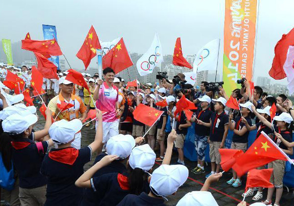 Lin Dan leads Youth Olympic Games torch relay in Nanjing