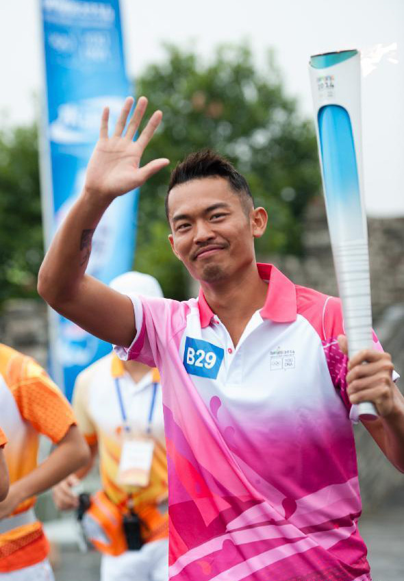 Lin Dan leads Youth Olympic Games torch relay in Nanjing