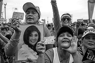 Yingluck supporters rally to counter anti-govt protests