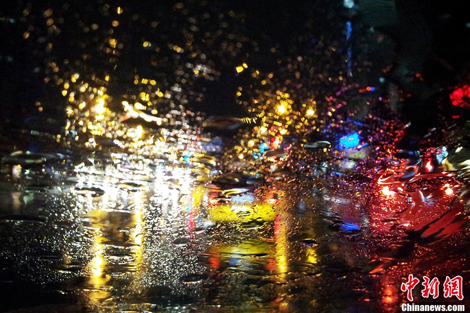 北京遭强雷雨袭击 城区行车一片“迷茫”(组图)