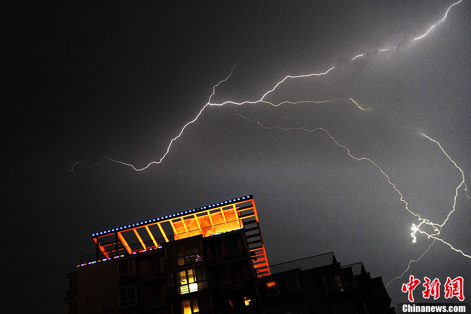 北京遭强雷雨袭击 城区行车一片“迷茫”(组图)