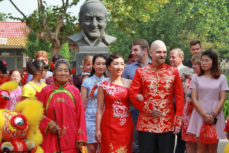 Orphaned Chinese woman marries American at SOS village