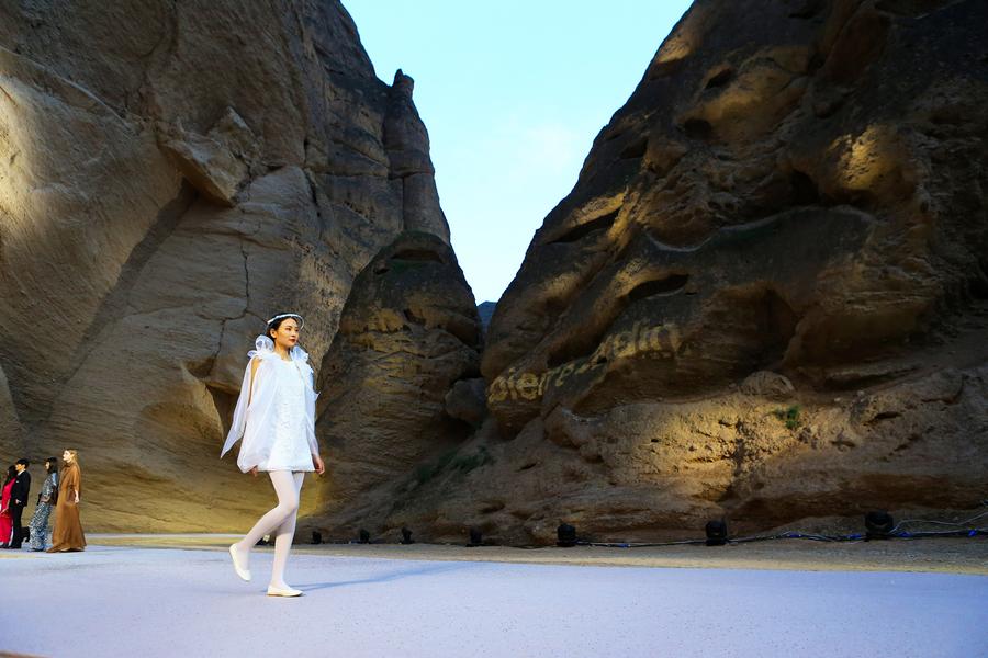 Fashion show held at Yellow River stone forest national geological park