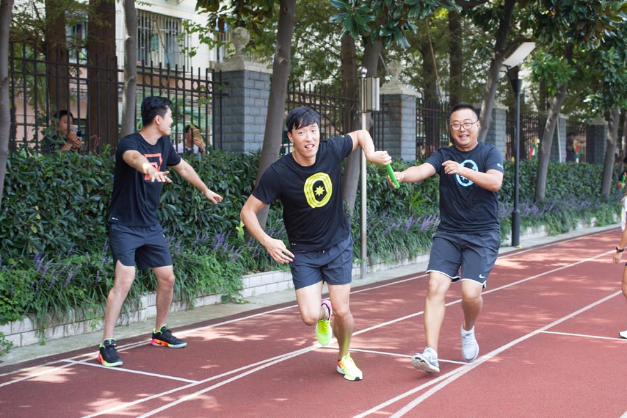 'Flying man' Liu Xiang encourages more students to do daily exercises