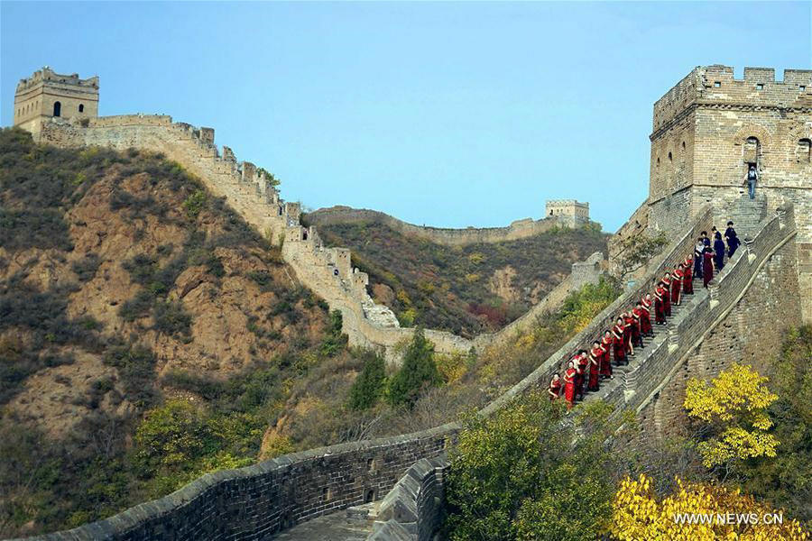 Elderly models present cheongsam at Jinshanling Great Wall
